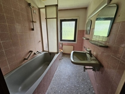 Gerumiger Bungalow mit Schwimmbad und groer Garage in ruhiger Gegend von Roetgen
