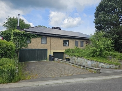 Gerumiger Bungalow mit Schwimmbad und groer Garage in ruhiger Gegend von Roetgen