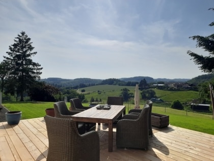 Gerumiges Einfamilienhaus mit (Ferien-)Wohnung, ruhige Lage am Ortsrand (Vulkaneifel)