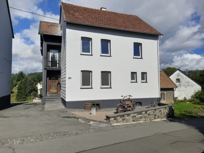 Gerumiges Einfamilienhaus mit (Ferien-)Wohnung, ruhige Lage am Ortsrand (Vulkaneifel)