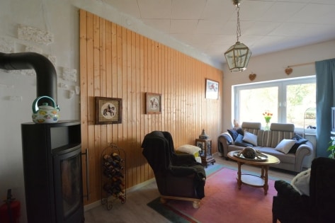 Ger�umiges Wohnhaus mit Garage und Garten
