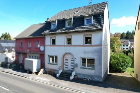 Ger�umiges Wohnhaus mit Garage und Garten