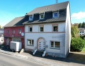 Ger�umiges Wohnhaus mit Garage und Garten