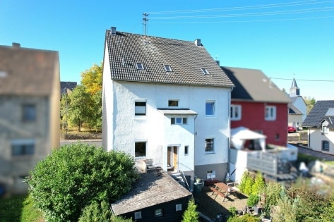 Ger�umiges Wohnhaus mit Garage und Garten