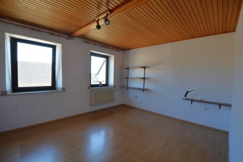 Gerumiges Wohnhaus mit Garten und 3 Garagen