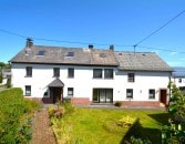 Gerumiges Wohnhaus mit Garten und 3 Garagen