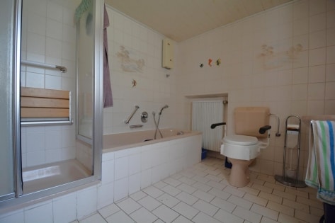 Gerumiges Wohnhaus mit Garten und 3 Garagen