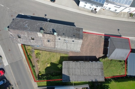 Gerumiges Wohnhaus mit Garten und 3 Garagen