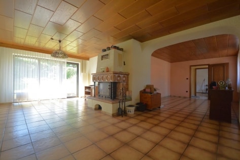 Gerumiges Wohnhaus mit Garten und 3 Garagen