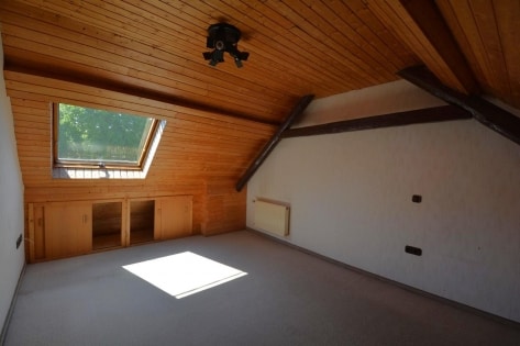 Gerumiges Wohnhaus mit Garten und 3 Garagen