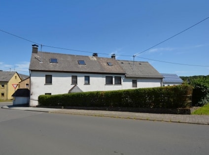 Gerumiges Wohnhaus mit Garten und 3 Garagen