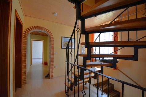 Gerumiges Wohnhaus mit Garten und 3 Garagen