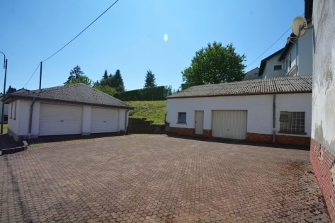 Gerumiges Wohnhaus mit Garten und 3 Garagen