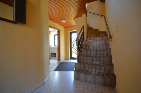 Gerumiges Wohnhaus mit Garten und 3 Garagen