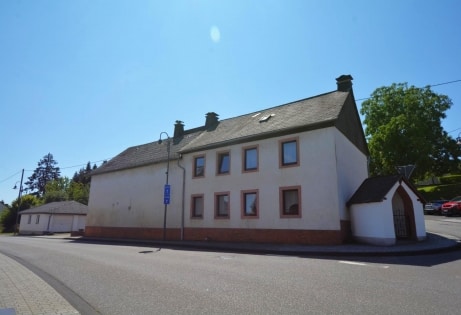Gerumiges Wohnhaus mit Garten und 3 Garagen