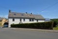 Gerumiges Wohnhaus mit Garten und 3 Garagen