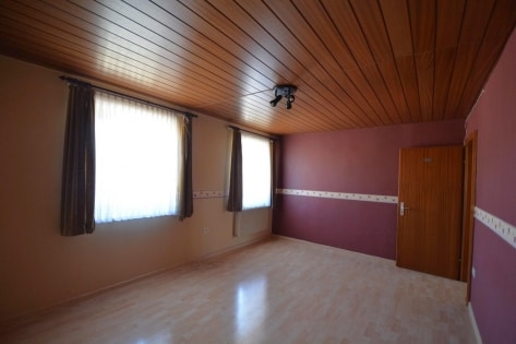 Gerumiges Wohnhaus mit Garten und 3 Garagen