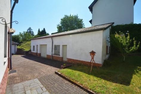 Gerumiges Wohnhaus mit Garten und 3 Garagen