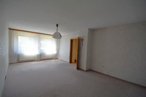 Gerumiges Wohnhaus mit Garten und 3 Garagen