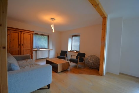 Gerumiges, freistehendes Wohnhaus mit Garten, Forellenteich und Garage