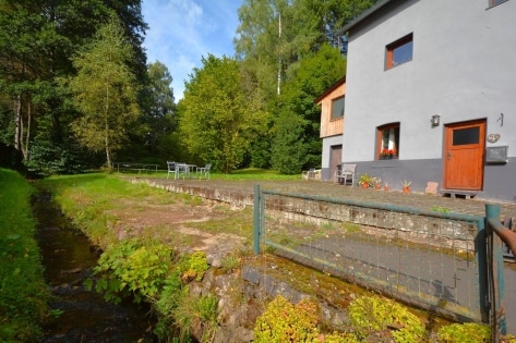 Gerumiges, freistehendes Wohnhaus mit Garten, Forellenteich und Garage
