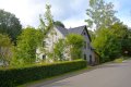 Gerumiges, freistehendes Wohnhaus mit Garten, Forellenteich und Garage