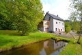 Gerumiges, freistehendes Wohnhaus mit Garten, Forellenteich und Garage
