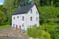 Gerumiges, freistehendes Wohnhaus mit Garten, Forellenteich und Garage