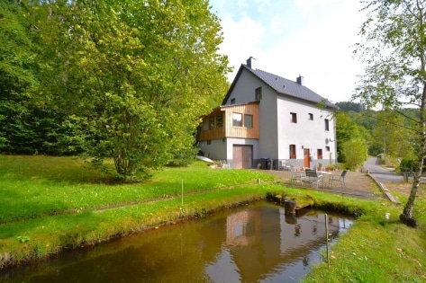 Gerumiges, freistehendes Wohnhaus mit Garten, Forellenteich und Garage