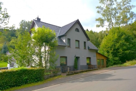 Gerumiges, freistehendes Wohnhaus mit Garten, Forellenteich und Garage