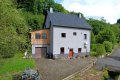 Gerumiges, freistehendes Wohnhaus mit Garten, Forellenteich und Garage