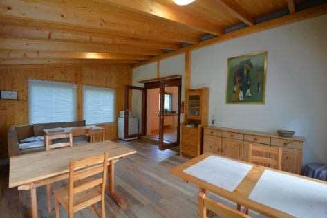Gerumiges, freistehendes Wohnhaus mit Garten, Forellenteich und Garage