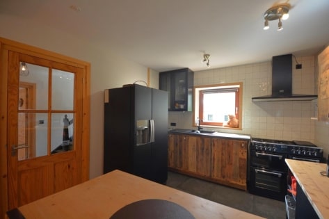 Gerumiges, freistehendes Wohnhaus mit Garten, Forellenteich und Garage