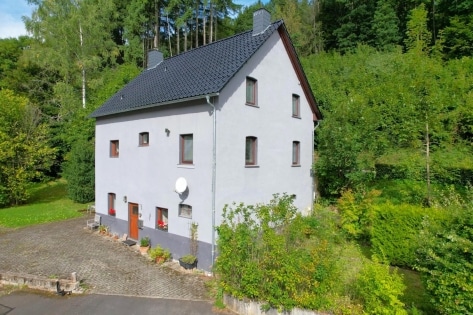 Gerumiges, freistehendes Wohnhaus mit Garten, Forellenteich und Garage