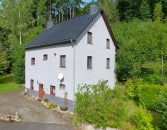 Gerumiges, freistehendes Wohnhaus mit Garten, Forellenteich und Garage