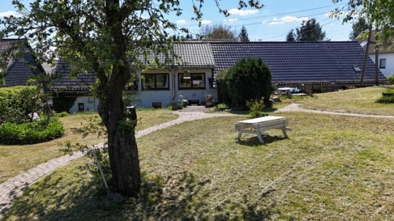 Gerumiges gepflegtes Bauernhaus am Dorfrand mit groem Grundstck.