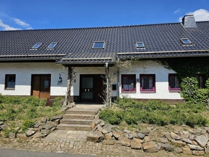 Gerumiges gepflegtes Bauernhaus am Dorfrand mit groem Grundstck.