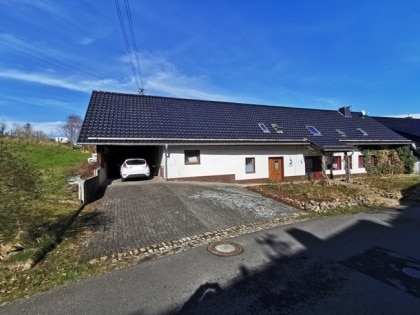 Gerumiges gepflegtes Bauernhaus am Dorfrand mit groem Grundstck.