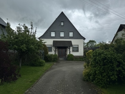 Grozgiges Einfamilienwohnhaus (ehem. Schulgebude) in ruhiger Ortslage der Hunsrckgemeinde Altstrimmig