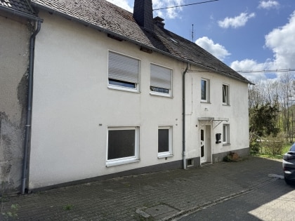 Gro�z�giges Einfamilienwohnhaus mit Nebengeb�uden auf einem 2.639 m� gro�en Grundst�ck