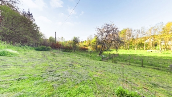 Gro�z�giges Einfamilienwohnhaus mit Nebengeb�uden auf einem 2.639 m� gro�en Grundst�ck