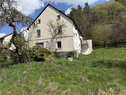 Gro�z�giges Einfamilienwohnhaus mit Nebengeb�uden auf einem 2.639 m� gro�en Grundst�ck