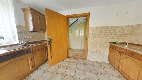 Gro�z�giges Einfamilienwohnhaus mit Nebengeb�uden auf einem 2.639 m� gro�en Grundst�ck