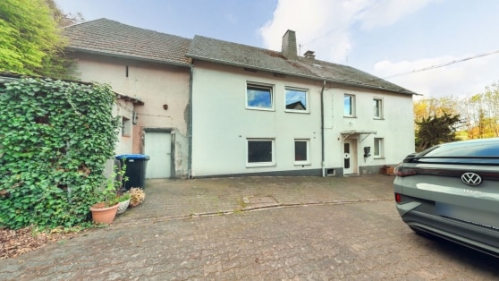 Gro�z�giges Einfamilienwohnhaus mit Nebengeb�uden auf einem 2.639 m� gro�en Grundst�ck