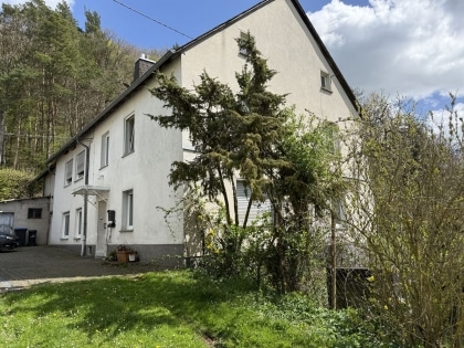 Gro�z�giges Einfamilienwohnhaus mit Nebengeb�uden auf einem 2.639 m� gro�en Grundst�ck