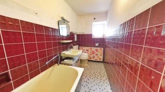 Gro�z�giges Einfamilienwohnhaus mit Nebengeb�uden auf einem 2.639 m� gro�en Grundst�ck