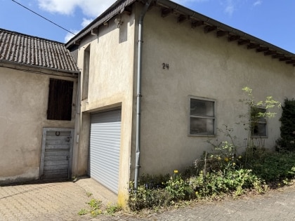 Gro�z�giges Einfamilienwohnhaus mit Nebengeb�uden auf einem 2.639 m� gro�en Grundst�ck