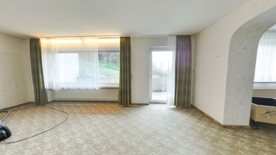Gro�z�giges Einfamilienwohnhaus mit Nebengeb�uden auf einem 2.639 m� gro�en Grundst�ck