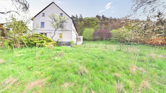 Gro�z�giges Einfamilienwohnhaus mit Nebengeb�uden auf einem 2.639 m� gro�en Grundst�ck