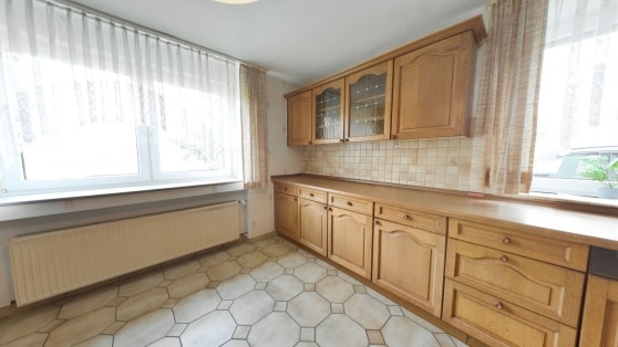 Gro�z�giges Einfamilienwohnhaus mit Nebengeb�uden auf einem 2.639 m� gro�en Grundst�ck
